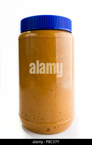 Single hohes Glas Erdnussbutter mit einer Reflexion Highlight auf der rechten Seite. Bild ist gegen einen hellen Hintergrund Stockfoto