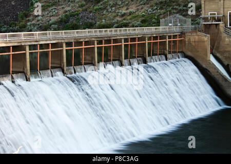 Alte Wasserkraftwerk noch und im Einsatz. Stockfoto