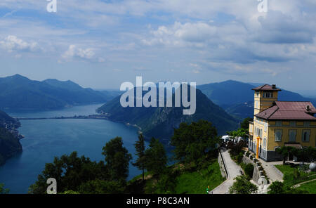 Panoramablick auf den Luganer See und den Monte Bré bei Lugano-City im Süden der Schweiz Stockfoto