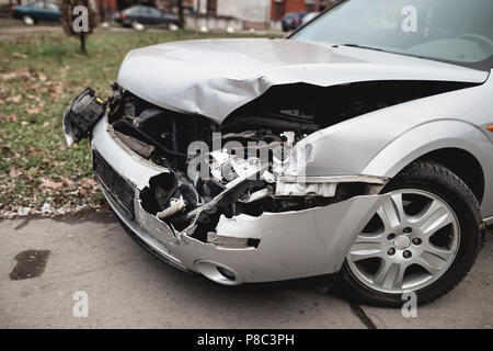 Nahaufnahme von zerschmetterte Auto auf der Straße der Stadt. Stockfoto