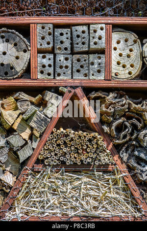 Bienen und Insekten Haus aus natürlichen Materialien wie Stroh, Holz, Rinde und Tannenzapfen. Stockfoto