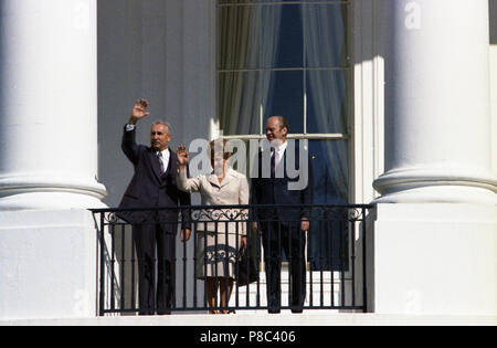 1974, 8. Oktober - Blaues Zimmer Balkon - das Weiße Haus - Gerald R. Ford, Edward&Stanislawa Gierek - winken, auf der Suche nach Gästen auf Rasen - Ankunft der Ersten Sekretär, Polnischen Vereinigten Arbeiterpartei; Leiter von Polen Stockfoto