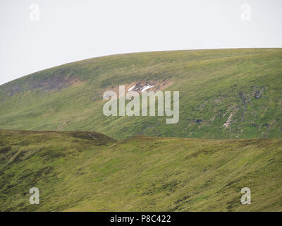 Der letzte Überlebende zwei kleine Taschen von Schnee in Glenshee, Schottland am 26. Juni 2018 Stockfoto