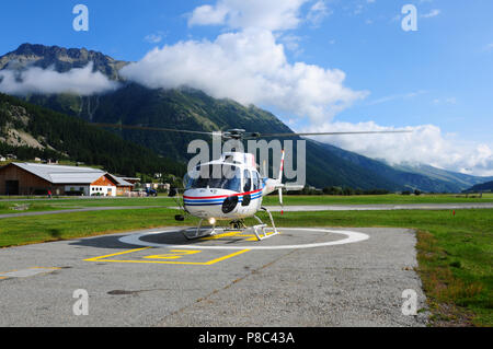 Swiss Helicopter am Flughafen Samedan - Europas höchster Flughafen im Oberengadin Stockfoto