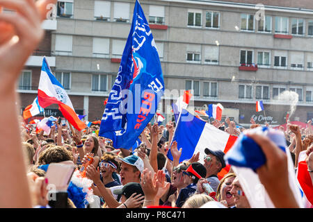 Französische Fußballfans jubelnd auf die Nationalmannschaft während der WM, während das Spiel auf einem riesigen öffentlichen TV-Bildschirm Stockfoto