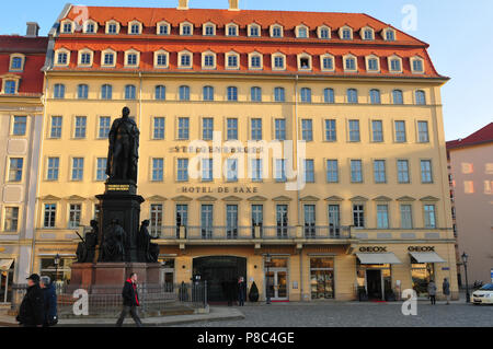 Schweizer Alpen: Die grünen Berge um Dorf Adelboden im Berner Oberland Stockfoto