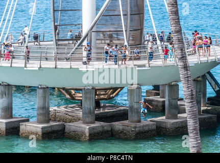 PUERTO VALLARTA, Mexiko - 11. MÄRZ 2018: Eine malerische Pier mit einem einzigartigen, eleganten und modernen Design und lebhafte Aktivität an der Playa Los Muertos Pier, MX- Stockfoto