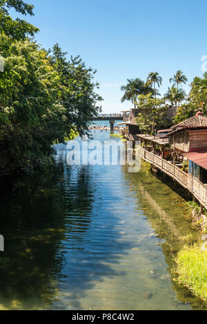 PUERTO VALLARTA, Mexiko - 11. März 2018: Blick auf das Meer, während die Brücke von Isla Rio Cuale in der Innenstadt von Puerto Vallarta, MX-JAL. Stockfoto
