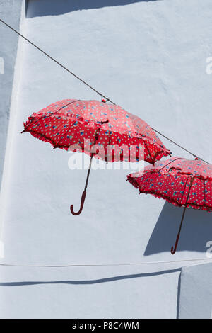 PUERTO VALLARTA, Mexiko - 13. MÄRZ 2018: bunte Sonnenschirme über der Straße in Puerto Vallarta, Mexiko hängen. MX-JAL Stockfoto