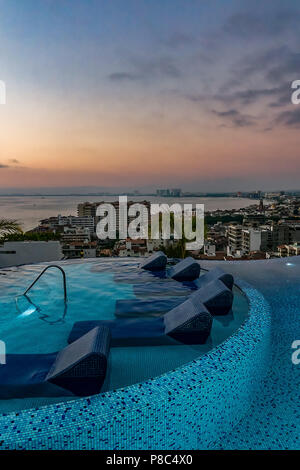 PUERTO VALLARTA, Mexiko - März 13, 2018: Ein bunter Blick auf die Skyline der Altstadt, Puerto Vallarta und es ist Wasser von einem Dach Infinity-Pool mit Stockfoto