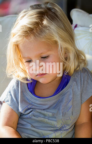 Schön, blond, jugendliche Mädchen, Profil, traurigen Blick, Blick nach unten, Haar hervorgehoben. an der Seite. Model Release #114 Stockfoto