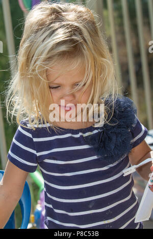 Schön, blond, jugendliche Mädchen, Profil, sie, Haar hervorgehoben. an der Seite. Model Release #114 Stockfoto