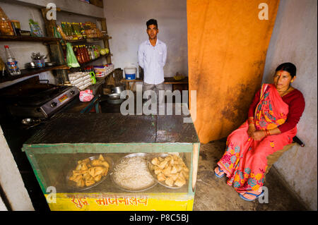 Snack Shop an Sanouli Dorf, Kumaon Hügel, Uttarakhand, Indien Stockfoto