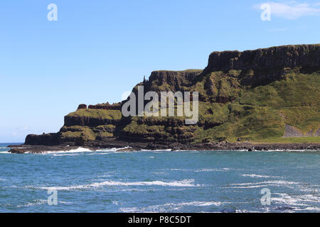 Der Giant's Causeway ist ein Gebiet von ca. 40.000 Verriegelung Basaltsäulen, die Ergebnis einer alten vulkanischen Spalte Eruption. Es ist in Ländern entfernt Stockfoto