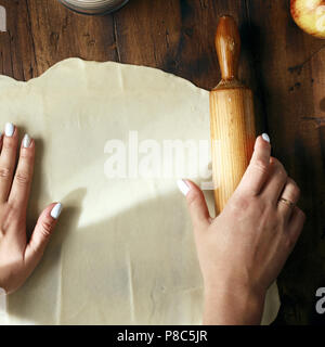 Weibliche Hände den Teig für die Zubereitung von Apfelstrudel, Ansicht von oben Stockfoto