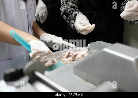 Industial grinder Maschine zum Schneiden von Fleisch oder forcemeat. fermentierte Wurst aus Schweinefleisch Produktionsprozess Stockfoto