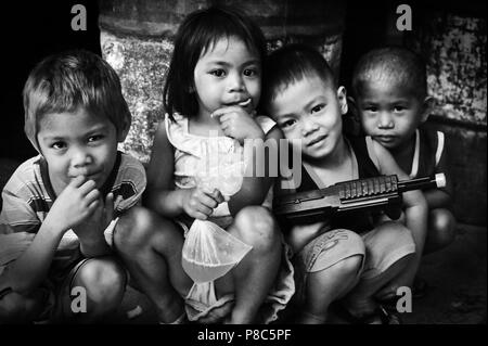 223/deutsche Ärzte: Asien, Philippinen, Cebu, CEBU CITY, 11.02.2016: Kinder im Barangay Ermita Sportzentrum, sterben von den deutsche Ärzte in den Slum Stockfoto