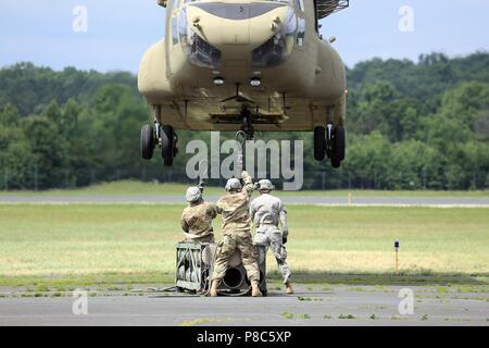 Schüler der 89 B Munition liefern Kurs bereiten ein mock Munition Palette zu einem Chinook Hubschrauber Juni 27, 2018 zu verbinden, als Teil der Schlinge last Ausbildung bei Sparta-Fort McCoy Flughafen am Fort McCoy, Wis die Munition liefern, von der 13 Bataillon, 100 Regiment am Fort McCoy gelehrt wird, ist einen 4-wöchigen Kurs, der eine Schulung für die Soldaten, die Umgliederung der 89 B militärische berufliche Spezialität sind. Die Schlinge - last Training ist einer der letzten großen Ausbildung Veranstaltungen während des Kurses. Eine Schlinge Last wird verwendet, um Munition zu entfernten Standorten oder zu beschleunigen Sendungen in Ho zu transportieren Stockfoto