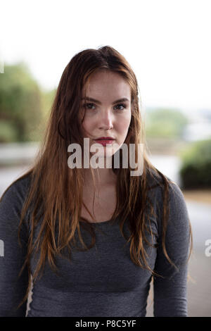 Portrait einer jungen Frau, die intensiv in die Kamera starrt. Medium close up. Selektive konzentrieren. Stockfoto