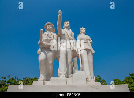 Hoi An, Vietnam - die Anzeichen für eine kommunistische Vergangenheit sind noch sehr in Vietnam sichtbar. Hier insbesondere eine Statue, die eine Armee Ikonographie Stockfoto