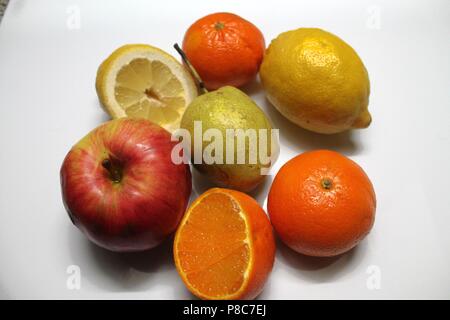 Appetitliche Frische saftige süße reife Früchte zum Dessert vorbereiten Stockfoto