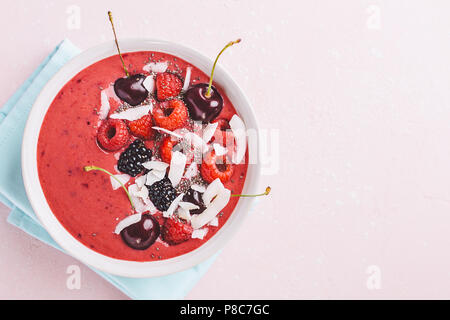 Lecker appetitlichen Smoothie Schale mit Beeren und frisches Obst auf dem Tisch. Blick von oben. Gesunde Ernährung, Entgiftung, Weght loss Konzept Stockfoto