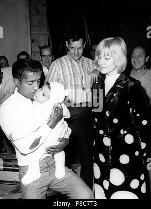 Sammy Davis jr mit seiner Frau Mai Britt und ihren Sohn während einer Pause von den Dreharbeiten, ein Mann namens Adam, 15. Januar 1966 Stockfoto