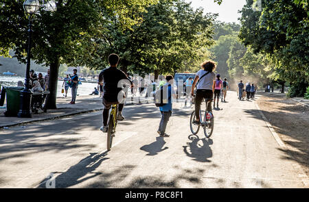 Jungen Radfahren im Hyde Park London UK Stockfoto