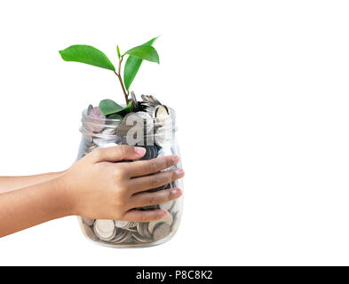 Das Mädchen hält ein Glas mit Münzen und Baum Sprossen gefüllt auf weißem Hintergrund Stockfoto