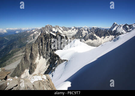 Bergsteiger auf dem Weg nach oben auf den Gipfel des Mont Blanc in Frankreich Stockfoto