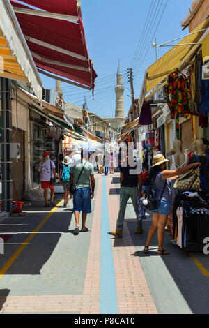 Open-air-Markt auf Arasta Straße zur Selimiye Moschee im Norden von Nikosia (lefkosa), Türkische Republik Nordzypern Stockfoto