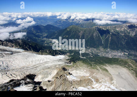 Nocken der Gletscher des Mont Blanc in Richtung Chamonix, Frankreich. Vom Gipfel der Aiguille-du-Midi gesehen Stockfoto