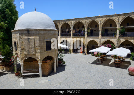 Der Innenhof und der zentralen Mesjid der Büyük Han, eine ehemalige Karawanserei, in Nikosia (lefkosa), Türkische Republik Nordzypern Stockfoto