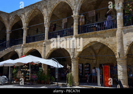 Die gewölbten Galerien der Büyük Han, eine ehemalige Karawanserei, in Nikosia (lefkosa), Türkische Republik Nordzypern Stockfoto