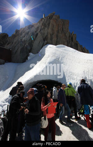 Die Menschen in diesem eisigen Platz warten auf die Ankunft ihrer Familienmitglieder und Freunde, die Besteigung des Mont-du-Midi in das Mont Blanc Massiv Stockfoto