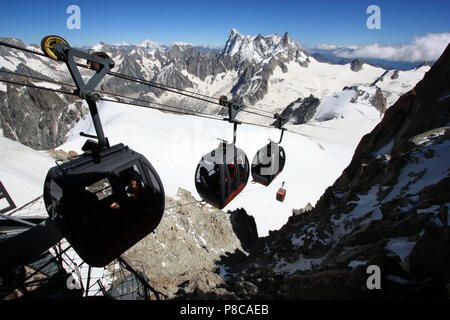 Die Seilbahn erreicht die Bergstation an der Aiguille-du-Midi in das Mont Blanc Massiv, Frankreich Stockfoto