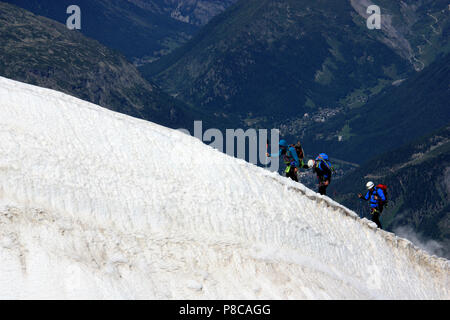 Bergsteiger Erreichen der Spitze des Aiguille-du-Midi auf dem Weg zum Gipfel des Mont Blanc in Frankreich Stockfoto