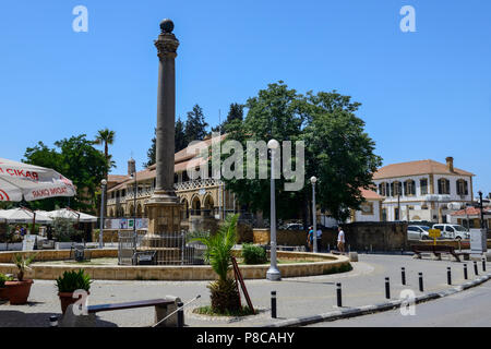 Venezianische Spalte mit den Gerichten im Hintergrund, im Atatürk Platz (Sarayönü Platz) im Norden von Nikosia (lefkosa), Türkische Republik Nordzypern Stockfoto