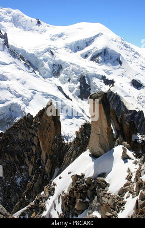 Auch im Sommer Eis und Schnee ist allgegenwärtig auf den Mont Blanc. Von der Aiguille-du-Midi in Frankreich gesehen Stockfoto