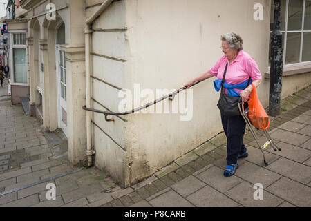 Fester Handlauf Fußgänger zu unterstützen, auf einem steilen Hügel in Bideford Devon England Großbritannien Stockfoto