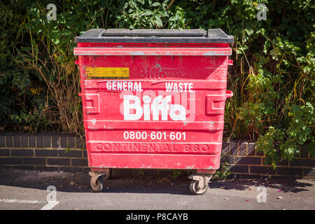 BIFFA CONTINENTAL 660 kommerzielle Abfallbehälter außerhalb von Geschäftsräumen in Devizes GROSSBRITANNIEN Stockfoto