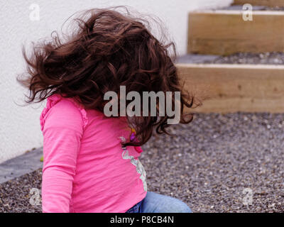 Baby girl Weiß 20 Monate alte grosse natürliche braune Haare, Robert Taylor/Alamy Leben Nachrichten. Newquay, Cornwall, England. Stockfoto