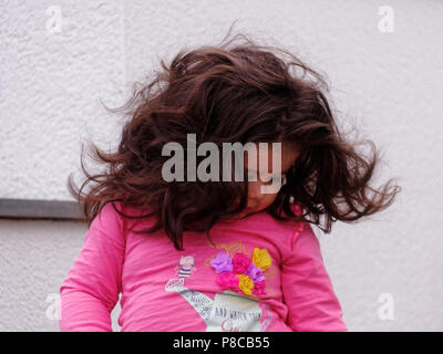 Baby girl Weiß 20 Monate alte grosse natürliche braune Haare, Robert Taylor/Alamy Leben Nachrichten. Newquay, Cornwall, England. Stockfoto