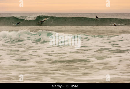 LA VEGA, Asturien, Spanien. 31. Mai, 2017: Surfer am Strand von La Vega, in der Dämmerung, in der Nähe von Llanes, Asturien, Spanien Stockfoto