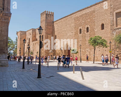 Die Mauern des Königlichen Palastes von la Almudaina in der Nähe der Kathedrale von Palma de Mallorca. Stockfoto