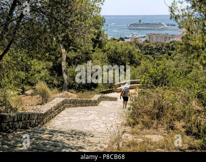 Ein Fußweg vom Schloss Bellver in Palma de Mallorca hinunter durch den Wald in die Stadt. Stockfoto