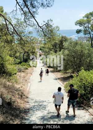 Ein Fußweg vom Schloss Bellver in Palma de Mallorca hinunter durch den Wald in die Stadt. Stockfoto