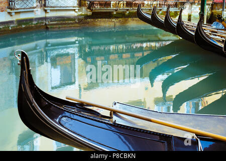 Gondols in noch Wasser mit bunten Reflexion, Venedig Italien Stockfoto