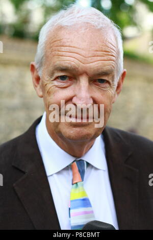 Jon Snow Journalist Fernsehmoderator des Nachrichtenlesers am 10. Juli 2018 in der City of Westminster. ITN Channel 4, Moderator von Nachrichtenprogrammen. Hack und Gentleman. RUSSELL MOORE PORTFOLIO-SEITE. Stockfoto