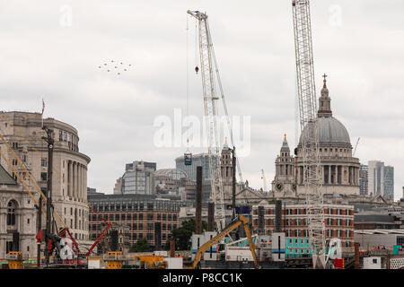 London, Großbritannien. 10. Juli 2018. Die Royal Air Force 100 Flypast von der South Bank der Themse am 10. Juli 2018 Credit: Nick Whittle/Alamy leben Nachrichten Stockfoto